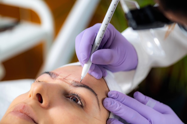 Professionelles Microblading der Augenbrauen