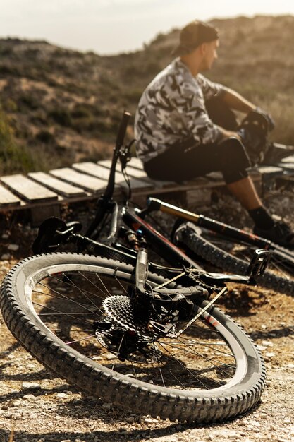 Professionelles MTB-Bike auf einem Berggipfel vor einer Abfahrt