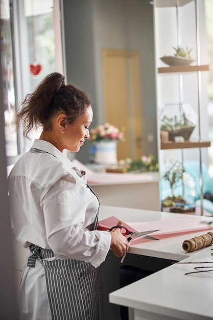 Professionelles Schneidepapier für Blumenladen zum Verpacken eines Blumenstraußes