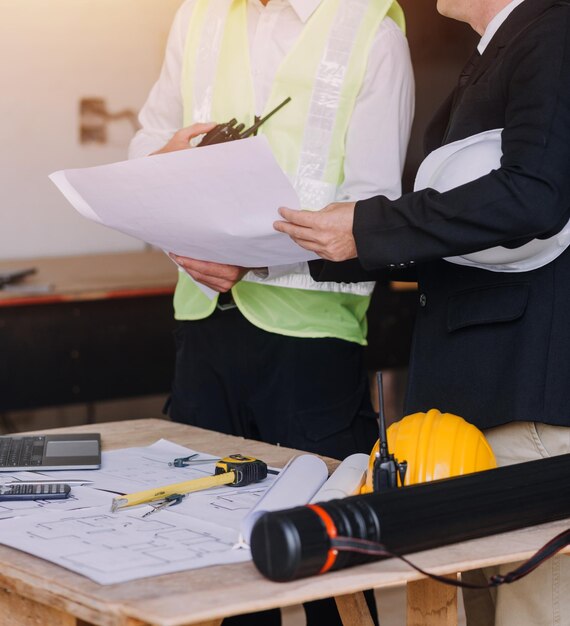 Professionelles Team von Maschinenbauingenieuren arbeitet am Personalcomputer in der industriellen Fertigungsfabrik für Metalldrehmaschinen. Ingenieur bedient Drehmaschinen. Produktqualitätsprüfung