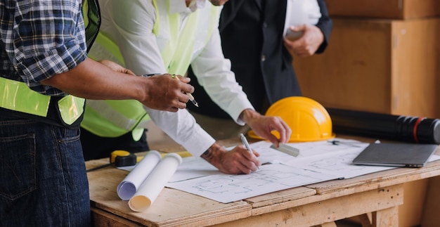 Foto professionelles team von maschinenbauingenieuren arbeitet am personalcomputer in der industriellen fertigungsfabrik für metalldrehmaschinen. ingenieur bedient drehmaschinen. produktqualitätsprüfung