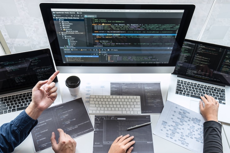 Foto professionelles team von programmierern, die an einem projekt in einem softwareentwicklungscomputer in einem it-unternehmen arbeiten