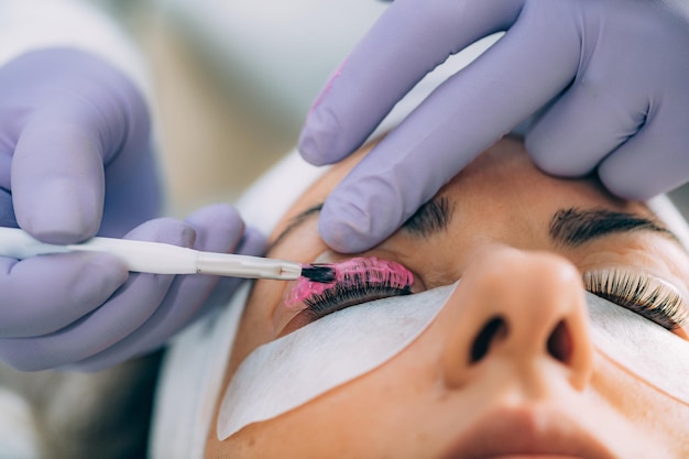 Professionelles Verfahren zum Wimpernlifting