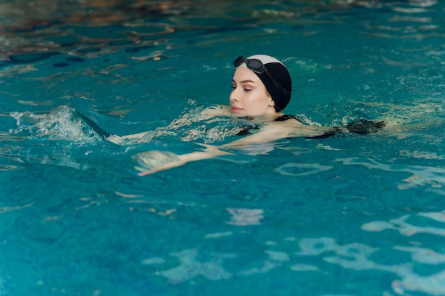 Professionelles weibliches Schwimmtraining in einem Schwimmbad