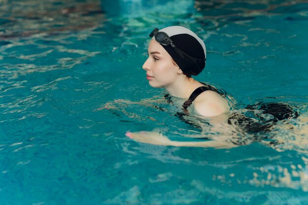 Professionelles weibliches Schwimmtraining in einem Schwimmbad