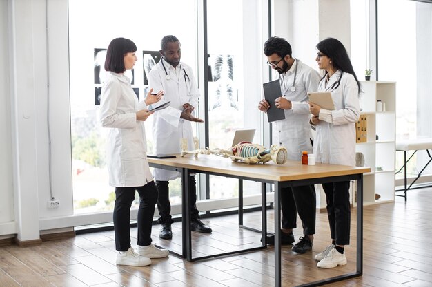 Foto professor africano a ensinar anatomia a estudantes universitários ou jovens médicos