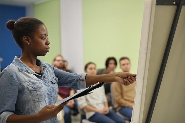 Foto professor africano ensinando os alunos