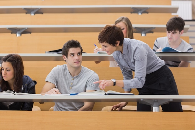 Professor, ajudando, estudante