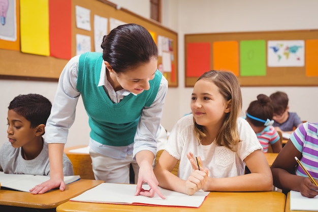 Professor ajudando uma menina durante a aula