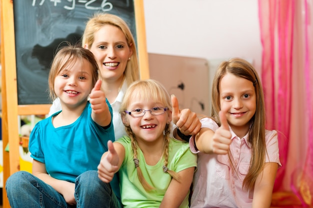 Professor com crianças em idade escolar