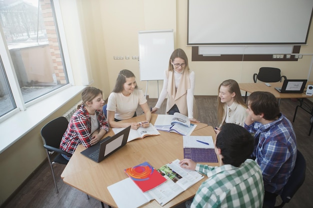 Professor com estudantes universitários em classe