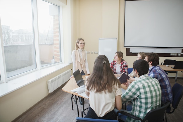 Professor com estudantes universitários em classe