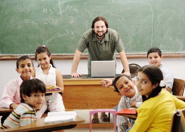 Professor com filhos na sala de aula