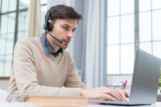 Professor com fones de ouvido, tendo um webinar