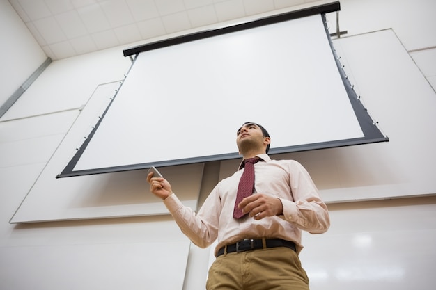 Foto professor com tela de projeção na sala de aula