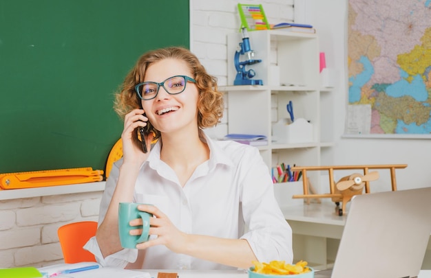 Foto professor da escola falando no estudo do smartphone e aprendendo o tutor do conceito de educação em sala de aula