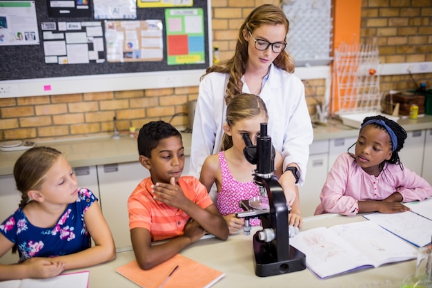 Professor dando aula para seus alunos