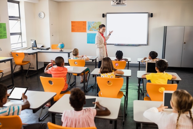 Professor dando aula para seus alunos