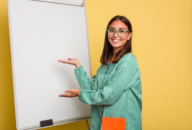 Foto professor de educação infantil jovem caucasiano explicando no quadro-negro isolado