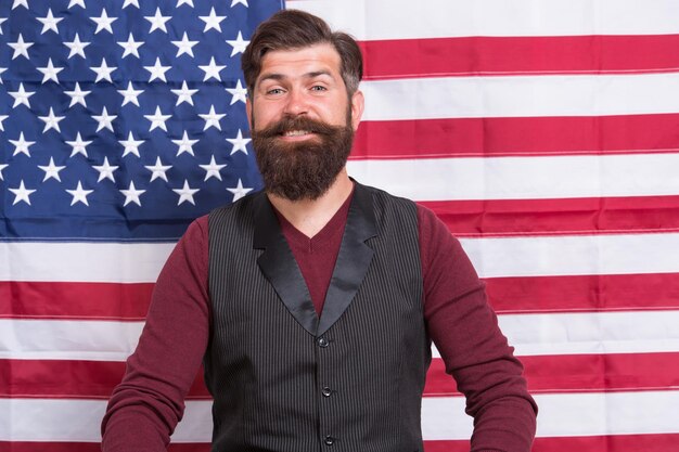 Professor de escola de homem barbudo ensinando o conceito de dia de conhecimento de fundo de bandeira dos EUA