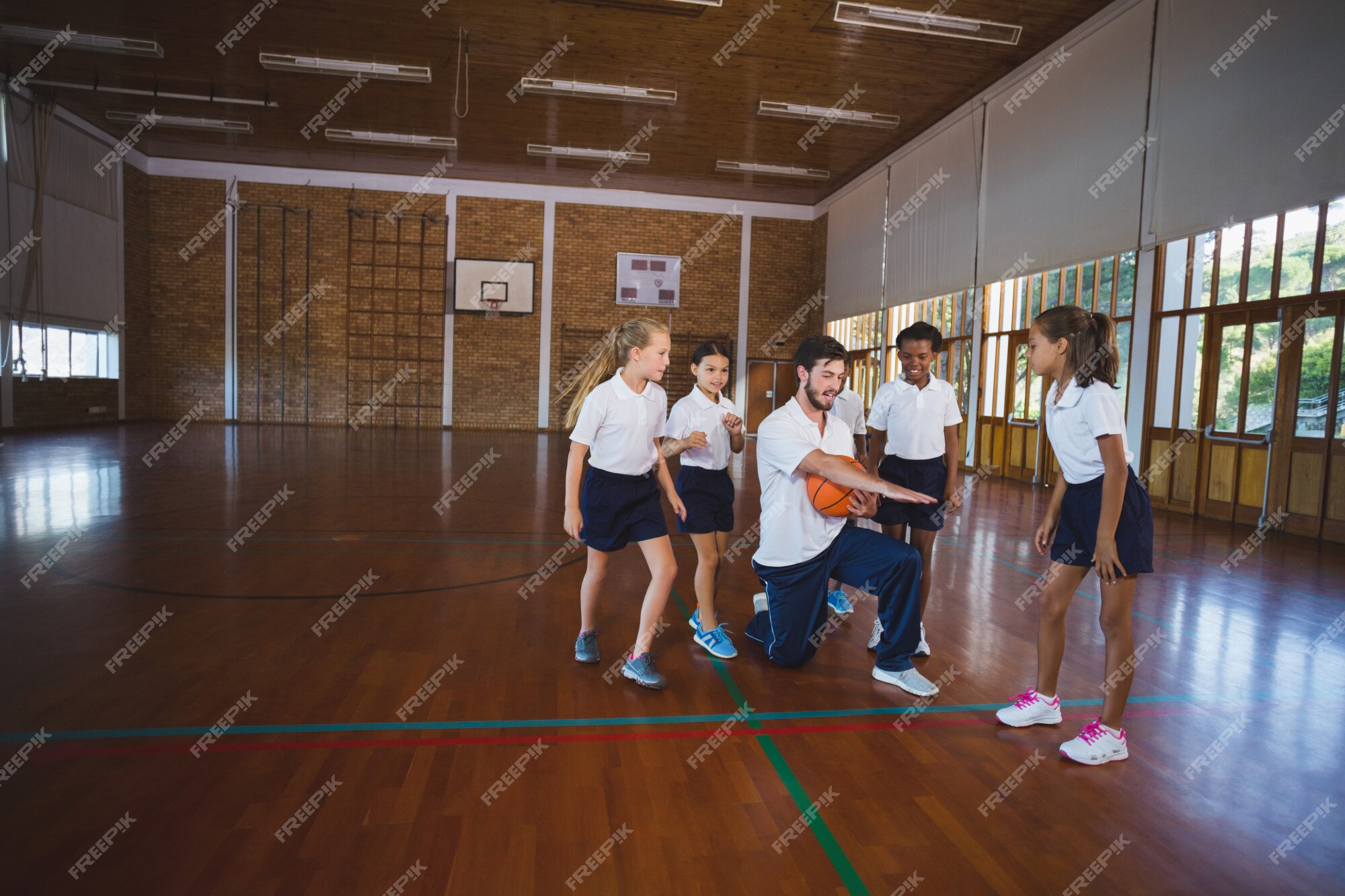 Esportivo Ensinando Garoto a Jogar Basquete Lá Fora Foto de Stock - Imagem  de atividade, objetivo: 216416036