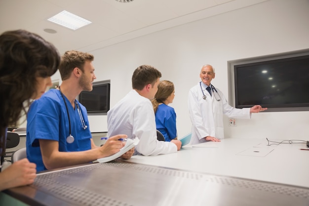 Professor de Medicina que ensina jovens estudantes