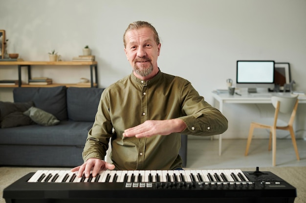 Professor de música tocando piano em casa