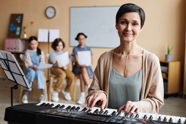 Professor de música tocando piano na aula