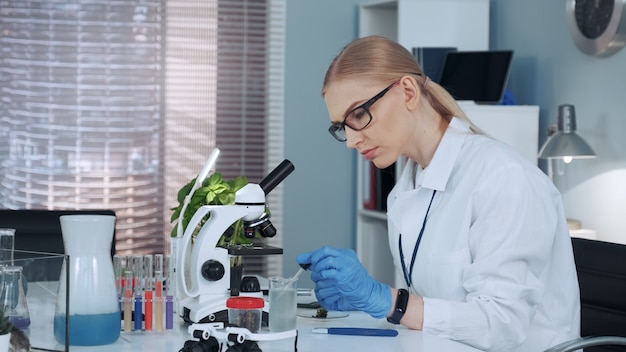 Professor de química feminino em jaleco.