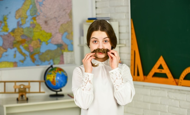 Professor de volta à escola é carreira futura Estudante do ensino médio aprendendo geometria na aula de geografia homem na parede Menina criança pequena posando na escola na aula Aprendendo assuntos diferentes