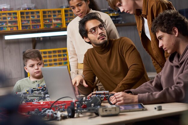 Professor do sexo masculino na aula de engenharia