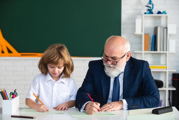 Professor e criança aprendendo juntos na educação escolar adaptação de crianças