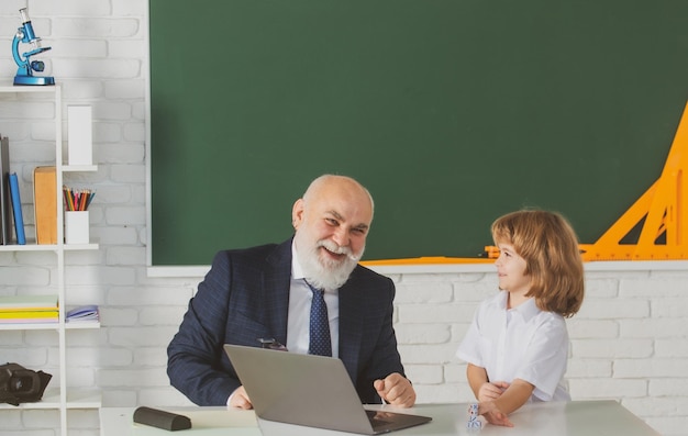 Professor e criança no conceito de educação em sala de aula conceito de aprendizagem escolar menino escola primária velha a