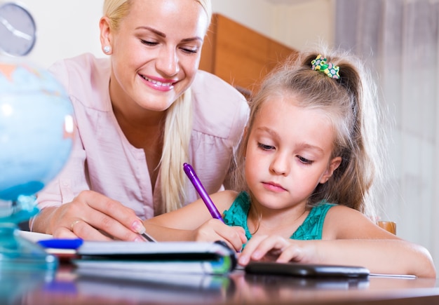 professor e menina que estudam em casa