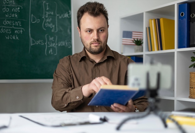 Foto professor fazendo uma aula de inglês online