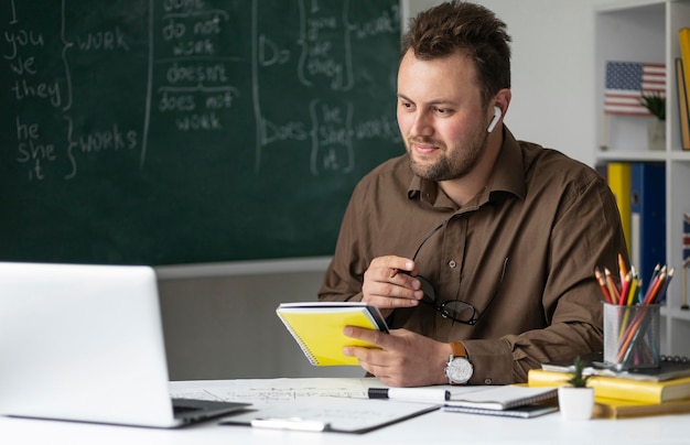 Professor fazendo uma aula de inglês online