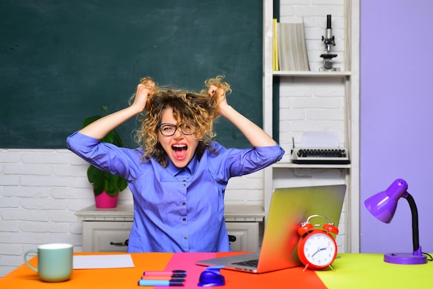 Professor gritando, trabalhando com laptop em sala de aula, trabalho árduo, trabalho escolar, lição de casa, educação, conceito