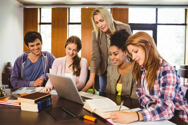 Professor lehrende Gruppe von Studenten in der Bibliothek