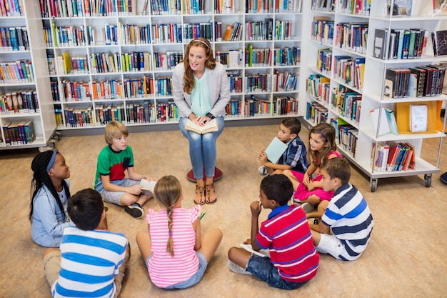 Professor lendo livros para seus alunos