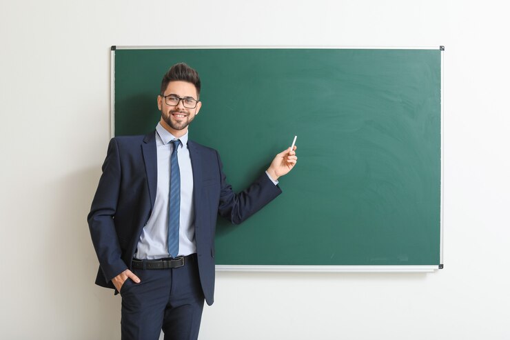 Foto professor masculino perto do quadro-negro na sala de aula
