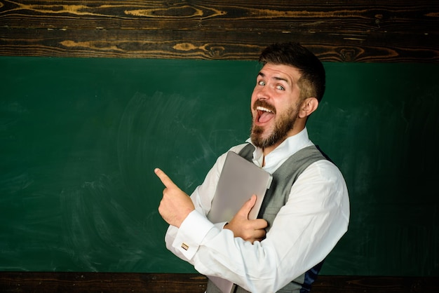 Professor na escola de educação em auditório ensinando às pessoas aula de conceito professor masculino em sala de aula com