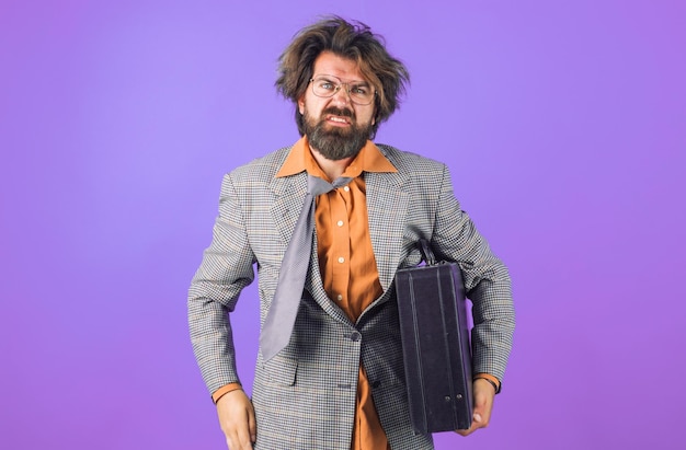 Professor ou empresário confuso com homem barbudo de mala de terno com educação de maleta estudando