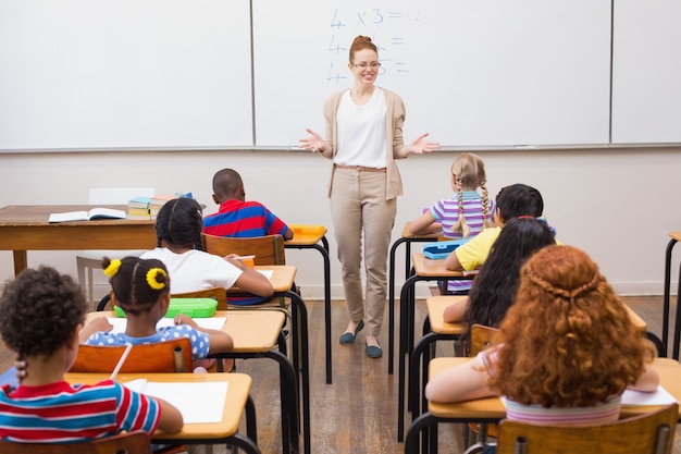 Professor que dá uma aula de matemática na sala de aula