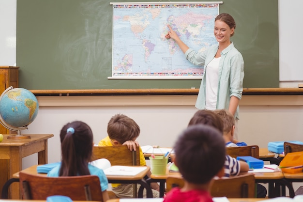 Professor que dá uma lição de geografia na sala de aula