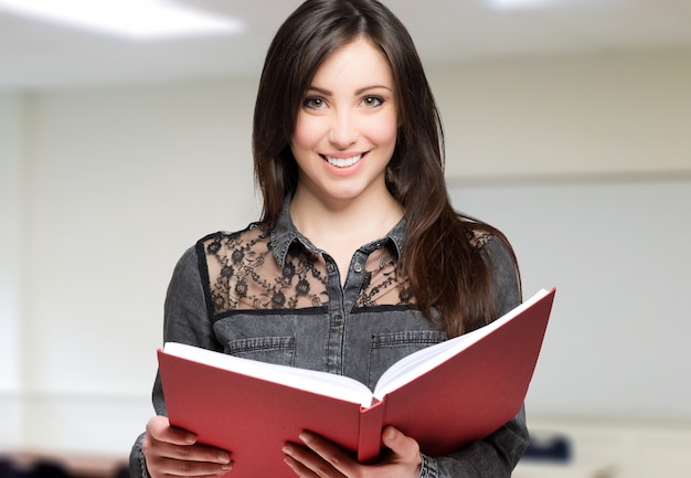 Professor sorridente segurando um livro