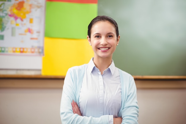 Professor sorrindo na câmera na sala de aula