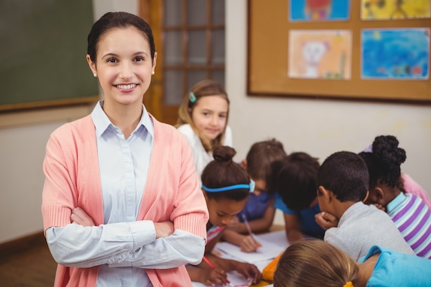 Professor sorrindo na câmera na sala de aula