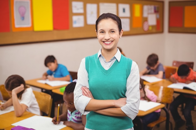 Professor sorrindo na câmera na sala de aula
