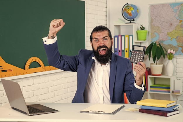 Foto professor universitário brutal sem barba na escola de sala de aula