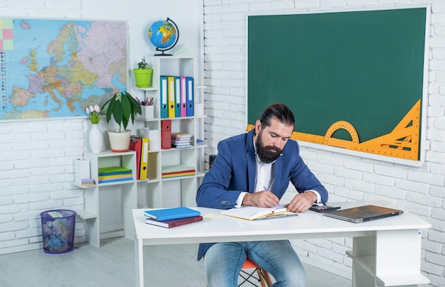 Professor universitário brutal sem barba na escola de sala de aula